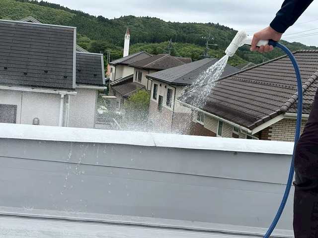 屋根立ち上がりの洗浄